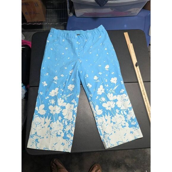 Isaac Mizrahi Live! Petite 24/7 Stretch Crop Wide-Leg Blue and White Floral Pant - Picture 2 of 7